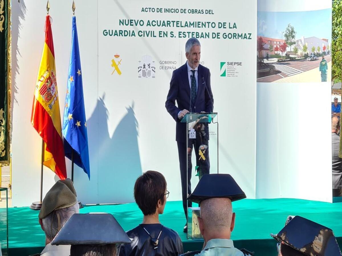 Grande-Marlaska visita las obras del acuartelamiento de la G. Civil.