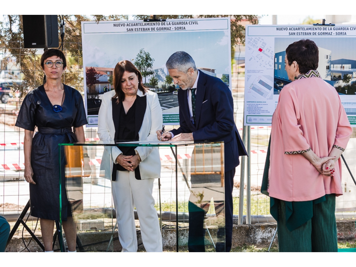 Grande-Marlaska visita las obras del acuartelamiento de la G. Civil. - Imagen 2