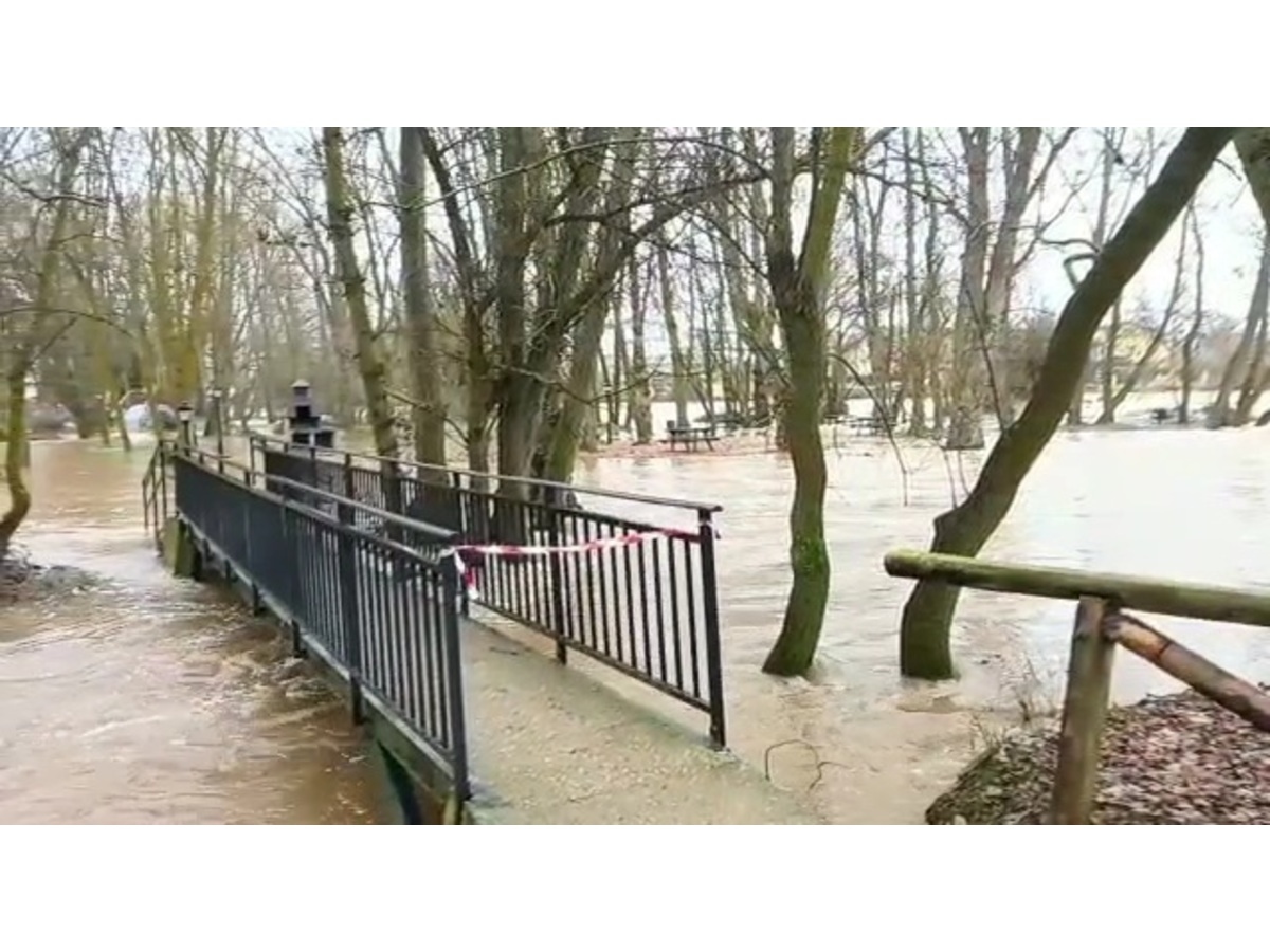 Precaución ante la crecida del río en San Esteban - Imagen 2