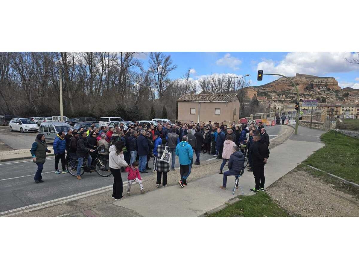 El alcade informa a los vecinos sobre el cierre del puente