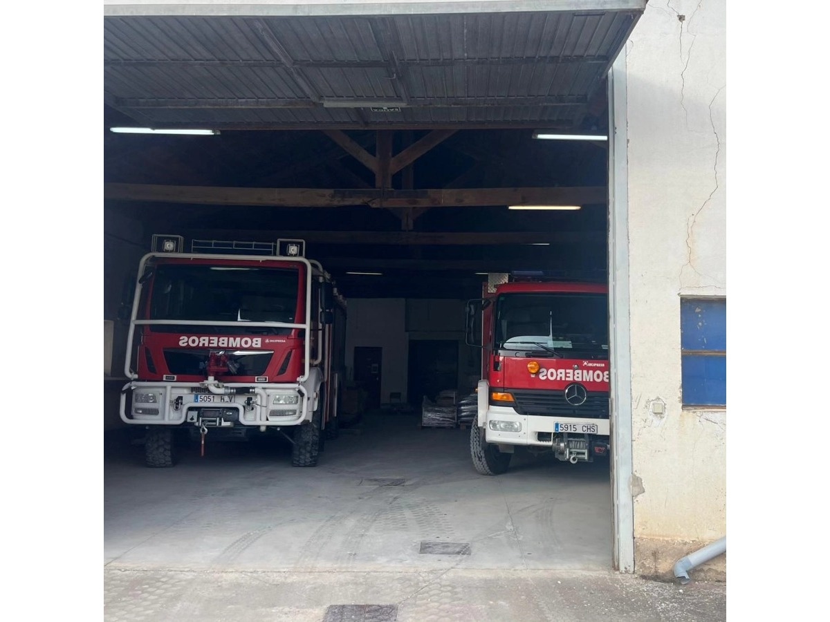 El servicio de extinción de incendios ubica dos vehículos al otro lado