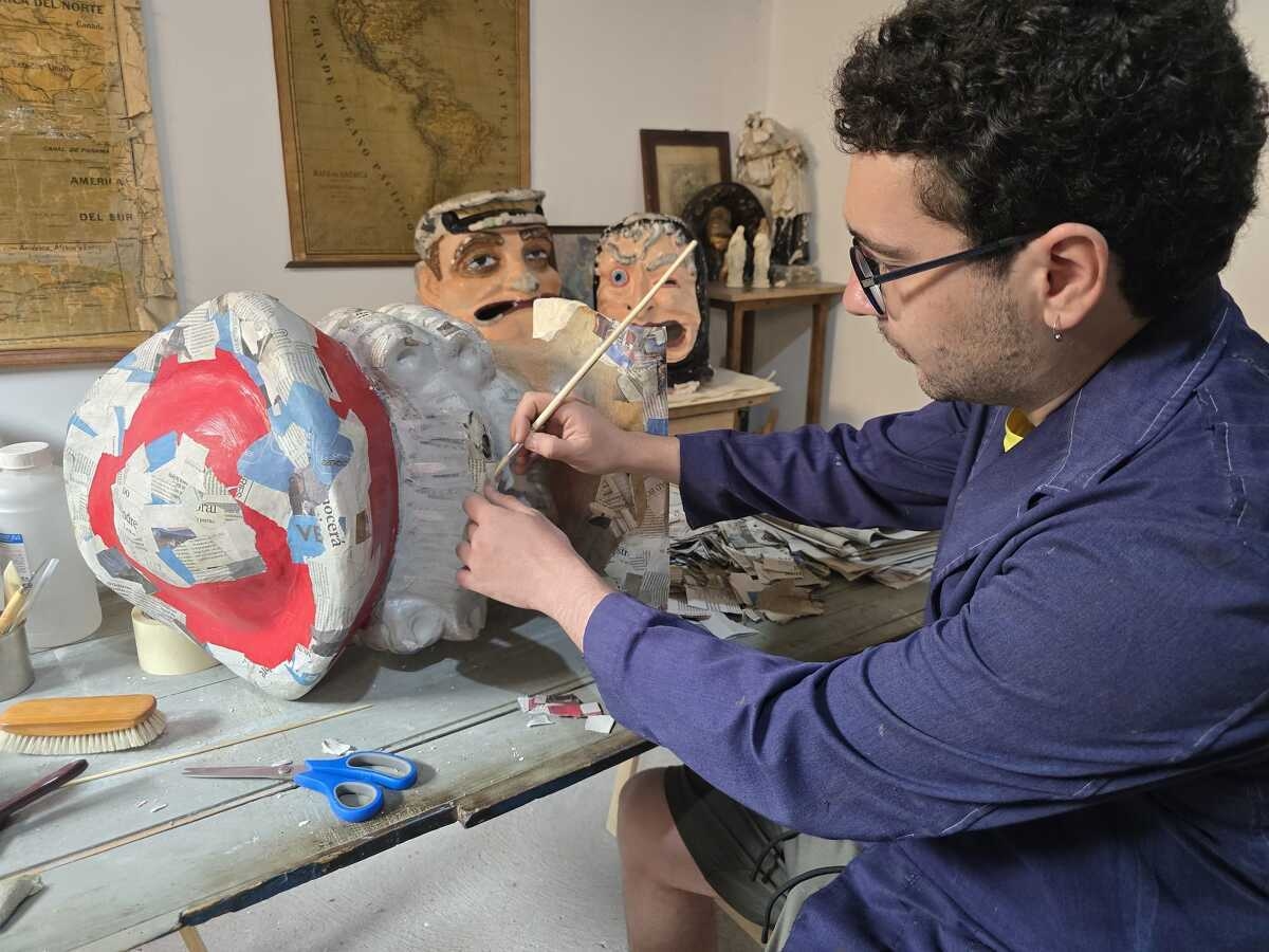 San Esteban comienza la restauración de sus cabezudos - Imagen 2