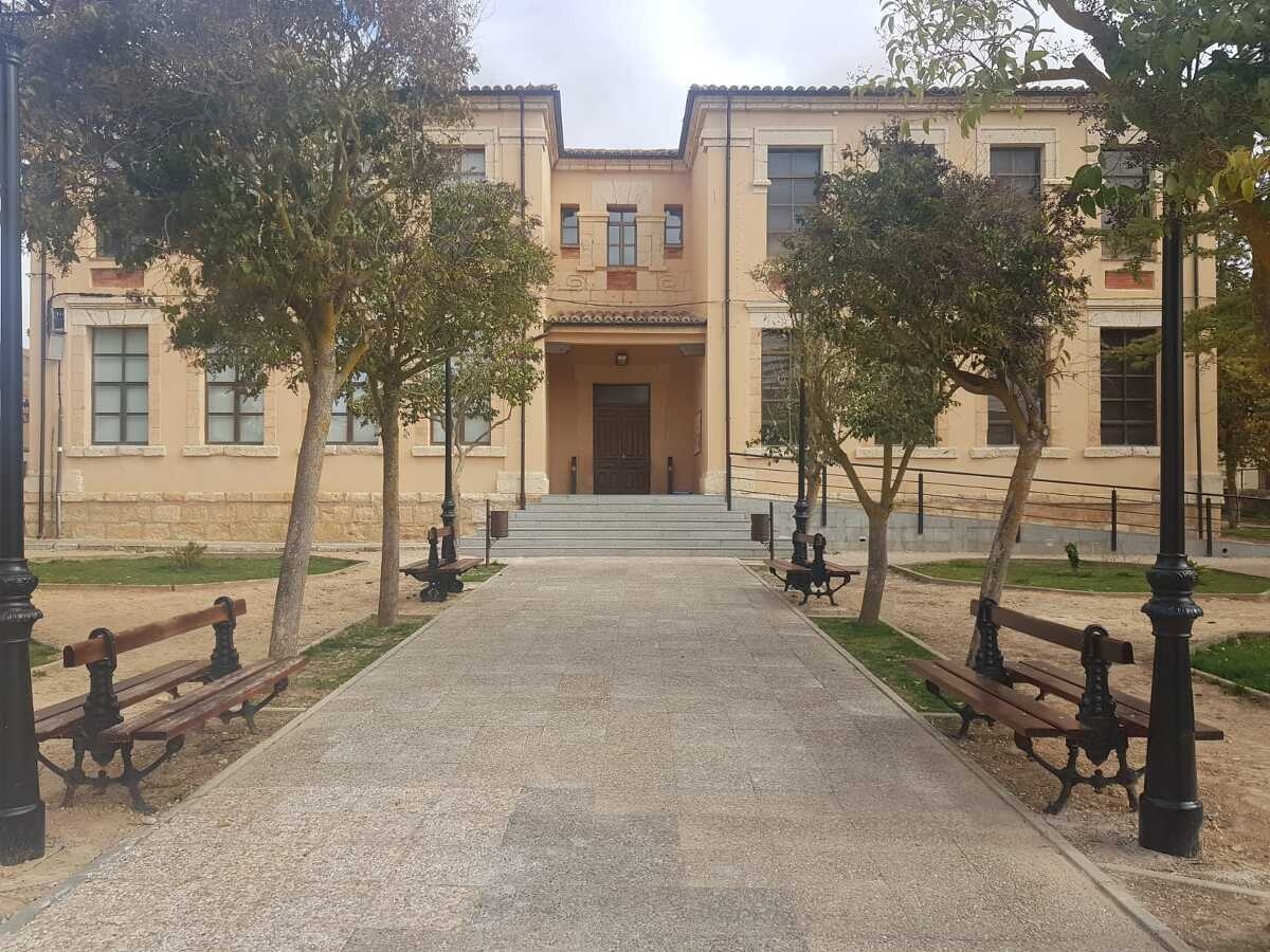 Inicio de las obras de adecuación del entorno de las Antiguas Escuelas